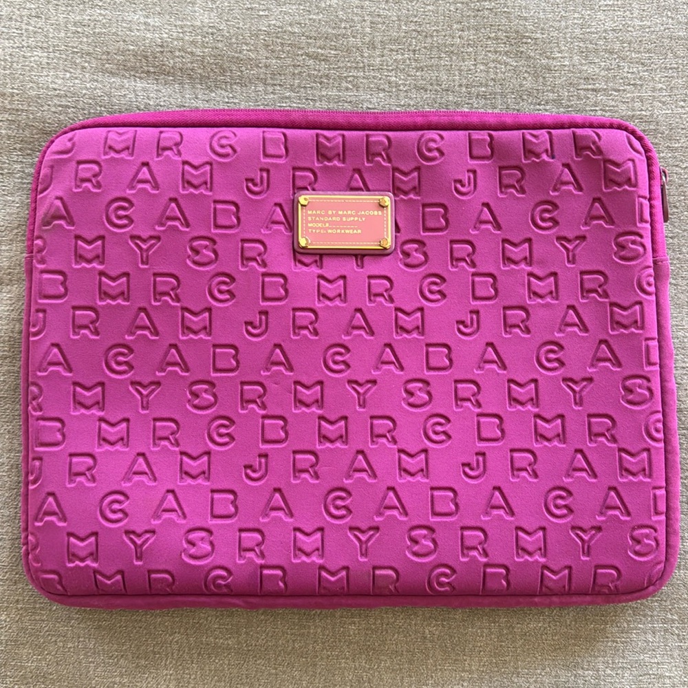 Marc by Marc Jacobs Neoprene Laptop Sleeve – Magenta fit 15-inch MacBook Pro